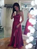 2018 Eenvoudige goedkope backless avondjurken met zijspleute Halter Satijn geplooide vloerlengte Prom rode loper formele jurk lang