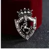 I-Remiel Nieuwe Vintage Rhinestone Small Crown Prancing Broche voor Herenpak Corsage Horse Revers Pin Badge Kleding Accessoires