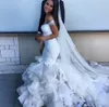2018 Vestidos de casamento de sereia de luxo fora do ombro lace apliques de cristal frisado ruffles capela trem organza sweetheart vestidos nupciais