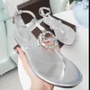 2018 the latest classic flat bottomed sandals are listed in the fashion atmosphere They are never old They are gleaming diamond 7233870