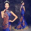 Overseas Kinesisk Lyx Blå Röd Broderad Kinesisk Aftonklänning Lång Cheongsam Bride Bröllop Qipao Mermaid Värd Klänningar Oriental Qi Pao