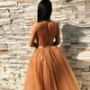 Brown V Neck Kort Prom Klänningar med 3D Appliques Sexig Backless Tulle Knee Längd Evening Gowns 2019 Homecoming Party Dress Cheap