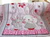 Bordado 3D coelho Insetos de flores Silvestres jogo de cama de Bebê 7 Pcs berço cama conjunto Quilt Bumper cama Capa de Colchão de Saia