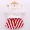 Baby Girls Summer Clothes Set Barn Lace Blommor Av Skulder Vit Top + Stripe Shorts Girl 2st Set Barn Outfits Klädsdräkt 13425