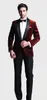 Burgundy Velvet Groom Tuxedos Shawl Lapelワンボタングルーミングメンズメンズフォーマルスーツビジネスプロムスーツ（ジャケット+パンツ+ネクタイ）いいえ：69