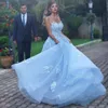 Arabski długi formalny bal sukienki czyste klejnot szyi bez rękawów koronki aplikacje złudzenie back wieczór suknia sweept train jasnoniebieski