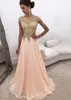 2020 Новые арабские персиковые выпускные платья иллюзия драгоценный камень Золотые кружевные аппликации кеп -рукава шифоновые бисера.