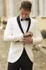 Costume Sur Mesure Hommes Costume 2018 Ivoire Veste Noir Revers Groom Tuxedos Groomsmen Meilleur Homme Costume Hommes Costumes De Mariage Veste + Pant + Arc