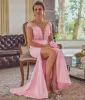 Élégant Rose Sirène Côté Split Mère De La Mariée Robes Col En V Dentelle Applique Dos Nu Arc Long Invité De Mariage Robes De Soirée Plus La Taille