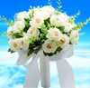 Держа цветы и шелковые цветы для имитации цветов, свадьбы, свадьбы, невесты, цветы и розы.