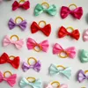 100 pçs / lote Mix Color Pet Dog Satin Fita Arcos de Cabelo Pet Cat Grooming Bowknot Arcos Topknot