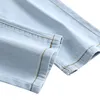 Jeans strappati da uomo alla moda con ricamo floreale, vestibilità dritta, pantaloni in denim azzurro, jeans vintage lavati distrutti con fori per uomo