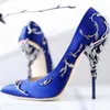 Luxury Silk Stiletto Heel Bröllop Skor För Brud Kvinnor Party Pumpar Mode Designer Heels Pekade Toe Bridal Shoes 6 Färger