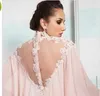 2019 Sexig Mother Off Bride Dresses High Neck Pink Chiffon Lace Applique Beaded With Cape Custom Sheer Back Bröllop Plus Storlek Mödrar Klänning
