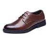 Hombres de alta calidad Zapatos de vestir formales Zapatos de oficina de negocios formales de cuero Hombres Moda para hombre Vestido con cordones Zapatos Oxford de cuero para hombres Pisos