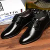 Buty biurowe Czarne Buty męskie Business Sukienka Buty Mężczyźni Oxford Leather Mens Buty Ślubne Prawdziwej Skóry Zapatos de Hombre de Vestir Formalne