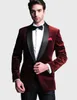 Dostosuj Wino Velvet Męskie Tuxedos Bridgroom Groomsmen Blazer Doskonałe Mężczyźni Formalne Business Party Prom Suit (Jacket + Spodnie + Bowstie)