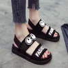 Cool !! Gratis fraktförsäljning !!! 2018 nya sandaler kvinnliga sommar platta vilda studenter koreanska hajuku mjuk syster college vind söta strand sandaler