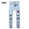 Fashion Mens Ripped Jeans Floral Broderi Straight Fit LightBlue Denim Byxor Vintage Tvättade förstörda jeans med hål för män