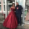 Sexy Пром платье Burgundy Формального вечер износ партия Pageant платье с плечом Arabic кружево аппликация 3D Цветы атласных бусами Дешевых Vintage