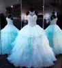 Ice Blue Ruffles Organza Ball Gown Quinceanera Klänningar Lyxpärlor Pärlor Bodice Lace Up Prom Kappor Söt 16 Klänning för tjejer