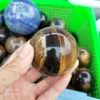 1st Natural Tigerite Crystal Ball Chakra Healing Reiki Stone Carving Crafts En liten familj dekorerad Crystal Ball5980266