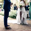 2018 Vestidos de novia de encaje con cuello halter de estilo campestre Vestidos de novia de novia de una línea altos y bajos Vestidos de novia de boda sin mangas