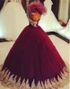 2019 Borgonha Quinceanera Dress Princess Arabic Dubai Gold Apliques Sweet 16 idades Meninas longas Vestido de concurso de festas de baile
