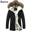 Batmo 2018 겨울 흰색 오리 재킷 남성 코트 파카 웜 라이너 남성 따뜻한 옷 토끼 모피 칼라 높은 품질, 플러스 크기 L18101103
