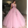 Zroszony zanurzony V-Neck Prom Dresses Lace Aplikacja Bez Rękawów Fluffy Ball Suknia Quinceanera Sukienka Uroczy Dubai Formalne suknie wieczorowe