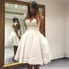 Vit Graciös Kort Prinsessan Homecoming Klänningar Sweetheart Ärmlös Med Lace Applique Knee-Length Prom Klänningar Tillbaka Zipper Anpassad Klänning