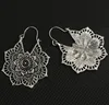 Pendientes bohemios con forma de media luna para mujer, aretes florales tallados con patrón de flores, chapados en oro antiguo/plata