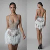 Berta 2021 Abiti da cocktail in piume Sexy corti spaghetti con scollo a V Backless in rilievo Abiti da ballo Illusion Abito da sera formale249s