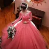 Oszałamiająca Quinceanera Dresses 2018 Debiutante Suknie Iluzja V Neck Długie Rękawy Koronka Koralowa Koronka Koralowa Suknia Tiulowa Suknia balowa Bal Sukienki