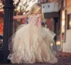 ボヘミアンの結婚式のスパゲッティレースアップリケスイープ列車の女の子の誕生日ガウンのティールのチュールかわいい花の女の子のドレス