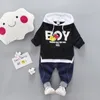 Moda erkek bebek giysileri set 2 ADET Mektup Baskı Üst Giysileri + Uzun Pantolon Kış giysileri bebek yürüyor boys için giyim
