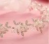Complementos de novia con delicados aros de flores románticos hechos a mano