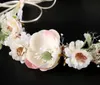 Fiori bianchi, ghirlande, abiti da sposa, fiori secchi colorati, copricapo, fasce per capelli