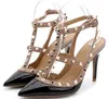 Top Fashion Lady Talons hauts T Straps Rivets Talons hauts Femme Sandales Chaussures Chaussures en cuir verni de vache 8 cm 10 cm 34-44 avec boîte gratuite.