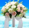 Tenendo fiori e fiori di seta per simulare fiori, matrimoni, matrimoni, spose, fiori e rose.