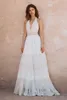 2019 Vestidos de novia bohemios Halter Cuello en V profundo Bordado de lujo Tren de barrido Vestidos de novia sin espalda por encargo Vestido de novia de playa Boho