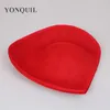 2017 تصميم جديد Red Fascinator Hat Imitation Sinamay 30cm Big Base Hat شكل قلب للكنيسة Ascot مناسبة