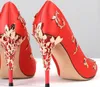 Luxury Silk Stiletto Heel Bröllop Skor För Brud Kvinnor Party Pumpar Mode Designer Heels Pekade Toe Bridal Shoes 6 Färger