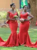 Afrikanska v nacke långa brudtärna klänningar för bröllop plus storlek sjöjungfru piga av ära kappor satin sopa tåg kvinnor formellt slitage billigt