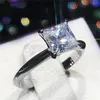 Klasyczny Luksusowy Prawdziwy Solidny 925 Sterling Silver Ring 2ct Princess-Cut Sona Diamond Wedding Jewelry Pierścionki Zaręczyny dla kobiet Rozmiar 5-9