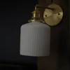 白いプリーツセラミックの壁Sconce Lampの磁器の壁の照らみの真鍮の据え付け品中国陰ダイニングルーム寝室のレストランホテルのベッドサイドライト