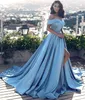 Nieuwe Collectie Ice Blue A Line Prom Dresses Satin Off Shoulder Plezes Hoge Split Court Train Formele Avond Feestjurken Goedkoop