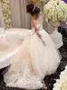 Ny Tulle Little Flower Girls Dresses For Weddings Lång Illusion Sleeves First Communion Dress Girl Pagant Klänning Anpassad