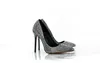刺繍入りクリスタルハイヒールの女性の靴Kim Kardashianスタイルのブライダルの結婚式の靴セクシーな尖ったつま先女性のポンプ