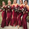 Dark Red Mermaid Druhna Suknie Wysokiej Niskiej Spaghetti Pasek V-Neck Herbata Długość Wedding Party Suknie Moda Boho Maid of Honor Dresses